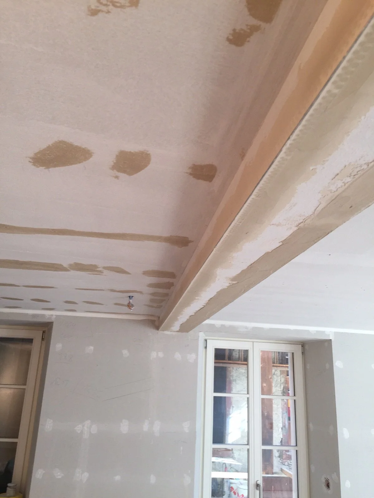 Gipserarbeiten an Decke und Wandanschlüssen